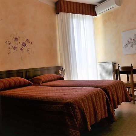 Albergo Villa Angela Тосколано Мадерно Екстериор снимка