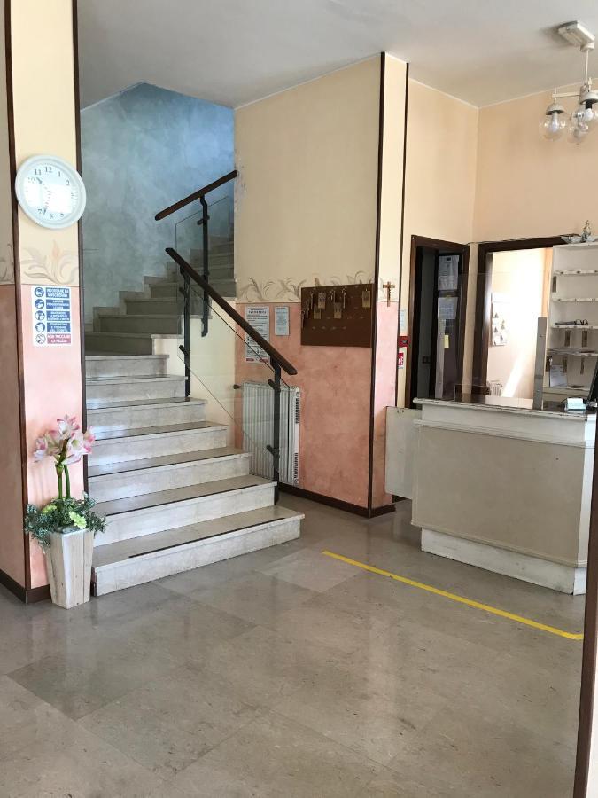 Albergo Villa Angela Тосколано Мадерно Екстериор снимка