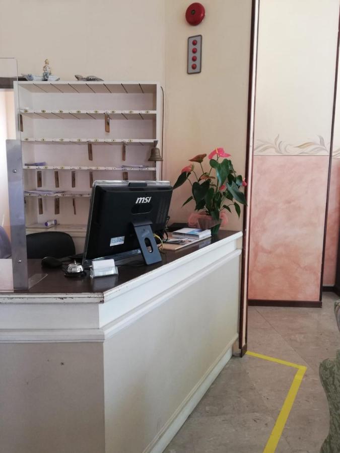 Albergo Villa Angela Тосколано Мадерно Екстериор снимка