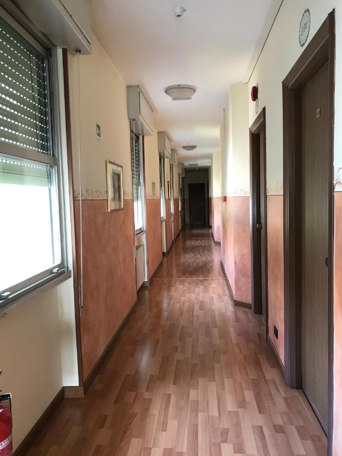 Albergo Villa Angela Тосколано Мадерно Екстериор снимка