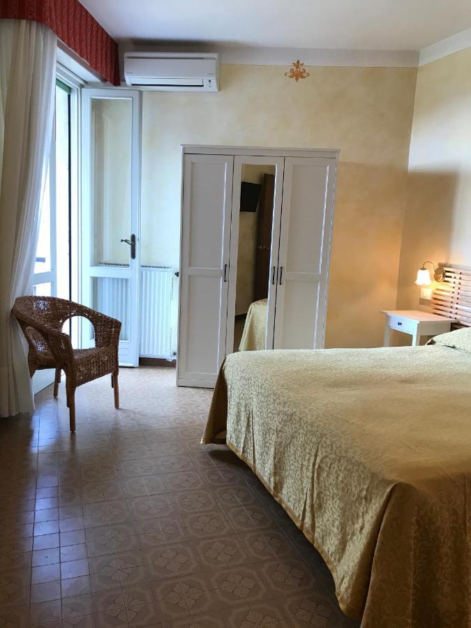Albergo Villa Angela Тосколано Мадерно Екстериор снимка