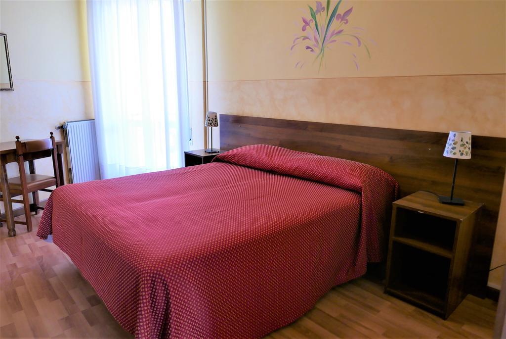 Albergo Villa Angela Тосколано Мадерно Екстериор снимка