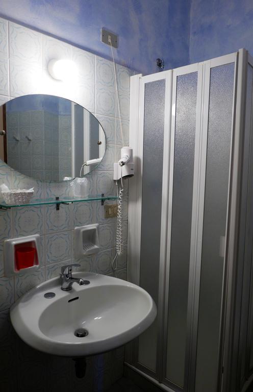 Albergo Villa Angela Тосколано Мадерно Екстериор снимка