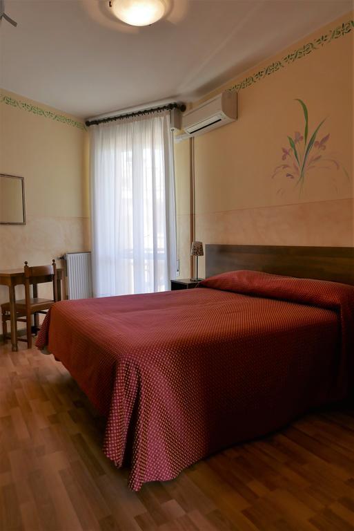 Albergo Villa Angela Тосколано Мадерно Екстериор снимка